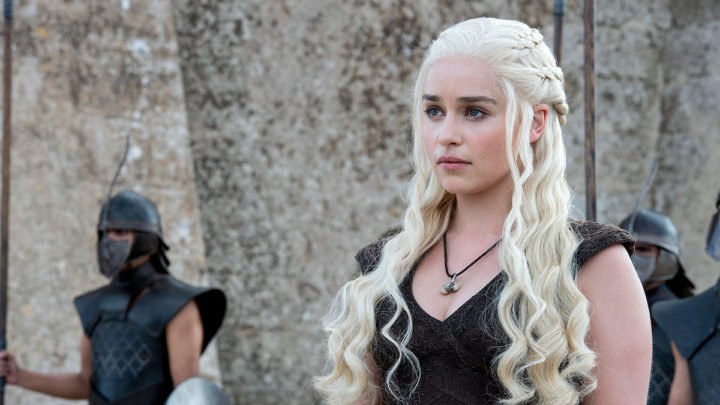 Emilia Clarke reclama sobre previlégios que os elenco masculino de ‘Game Of Thrones’ tinham em relação a roupas